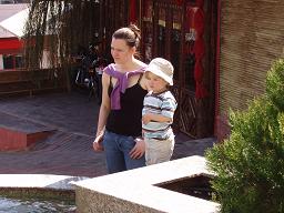 Meine Schwester und Kind an Brunnen