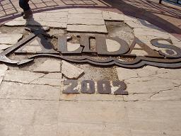 das steht auf dem Boden am Hafen: Alidas 2002