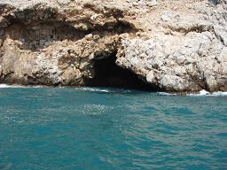 eine Grotte unter der Burg