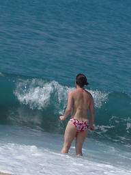 meine Schwester traut sich ins Wasser