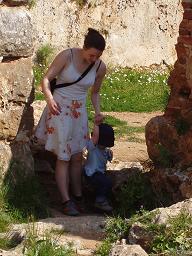 Meine Schwester und Kind erkunden die Burg