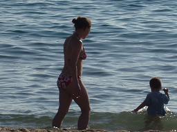 Kind geht ins Wasser