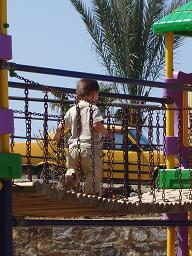 Kind auf Spielplatz